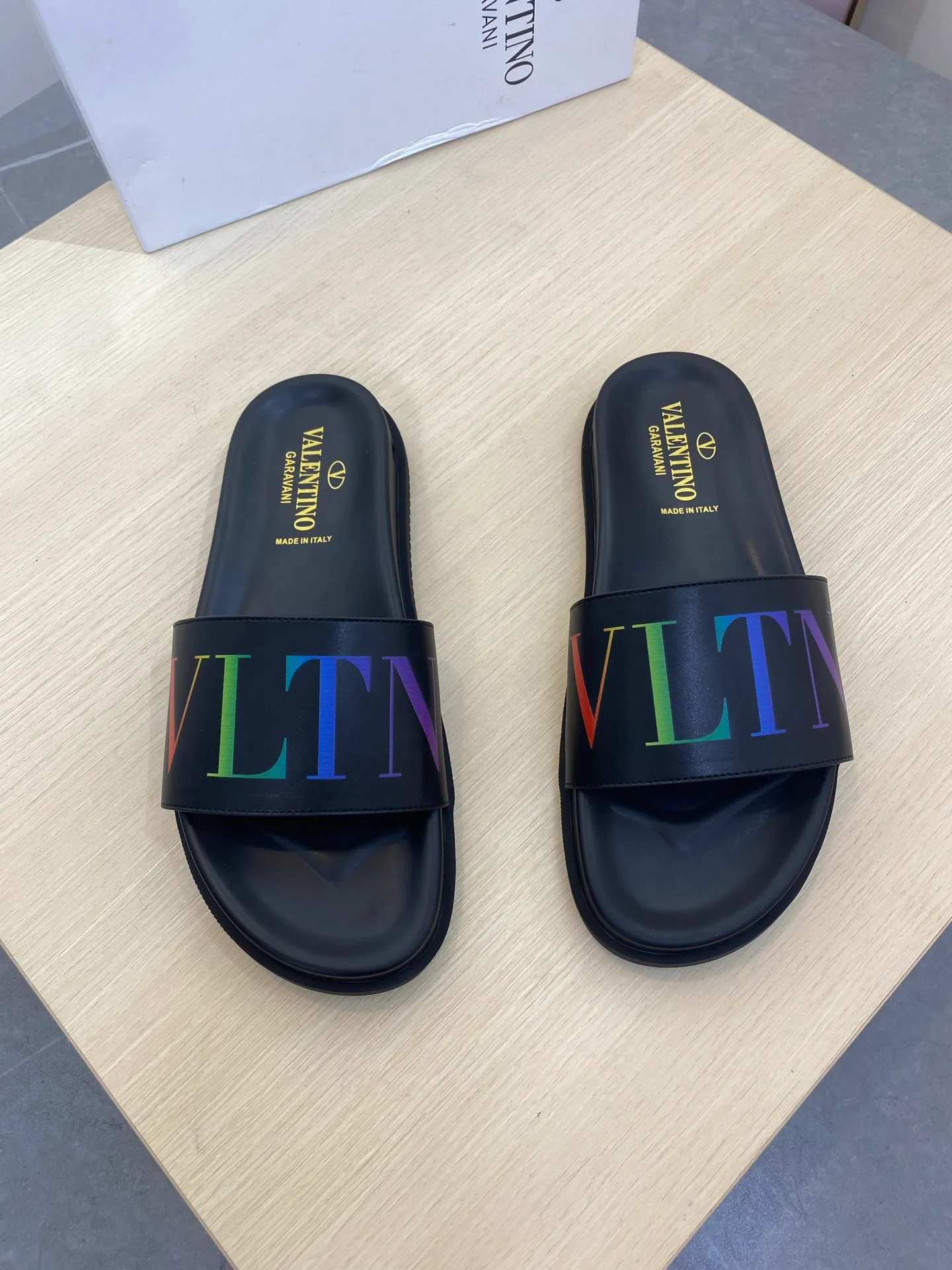 P260💰Valentino VALENTINO Size: 39--46 Burberry classic men's slippers, high-end boutique, original material, fine workmanship, casual, loose and comfortable, a must-have in summer👏👏👏